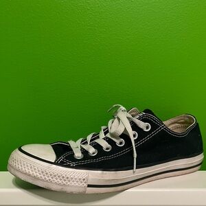 Woman Size 8 Black Converse